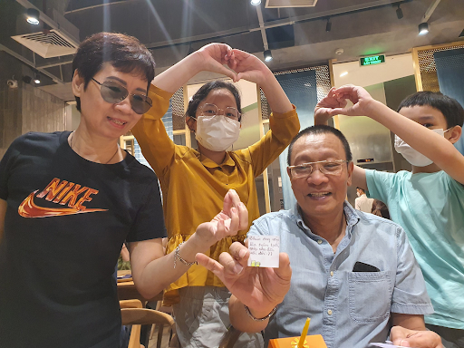 Hình ảnh nam Mc cùng vợ và 2 người cháu trong ngày sinh nhật 65 tuổi vô cùng ấm áp