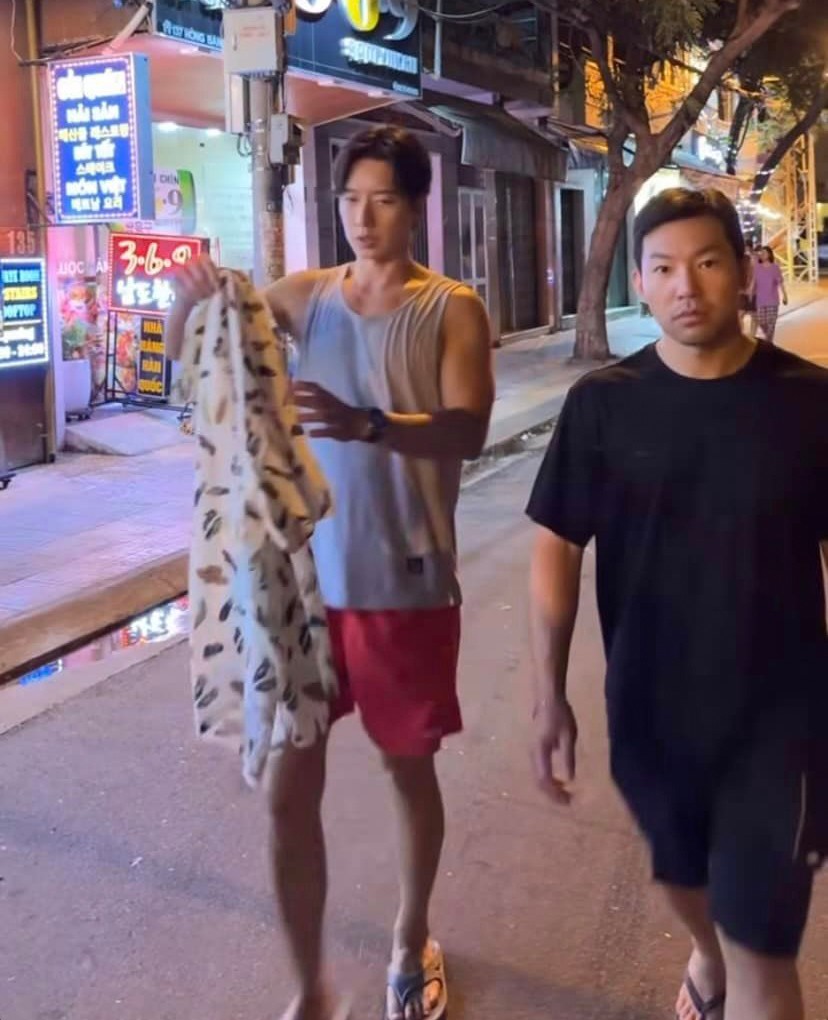 Park Hae Jin (trái) khiến người hâm mộ Việt Nam thích thú với vẻ ngoài giản dị, gần gũi của mình.