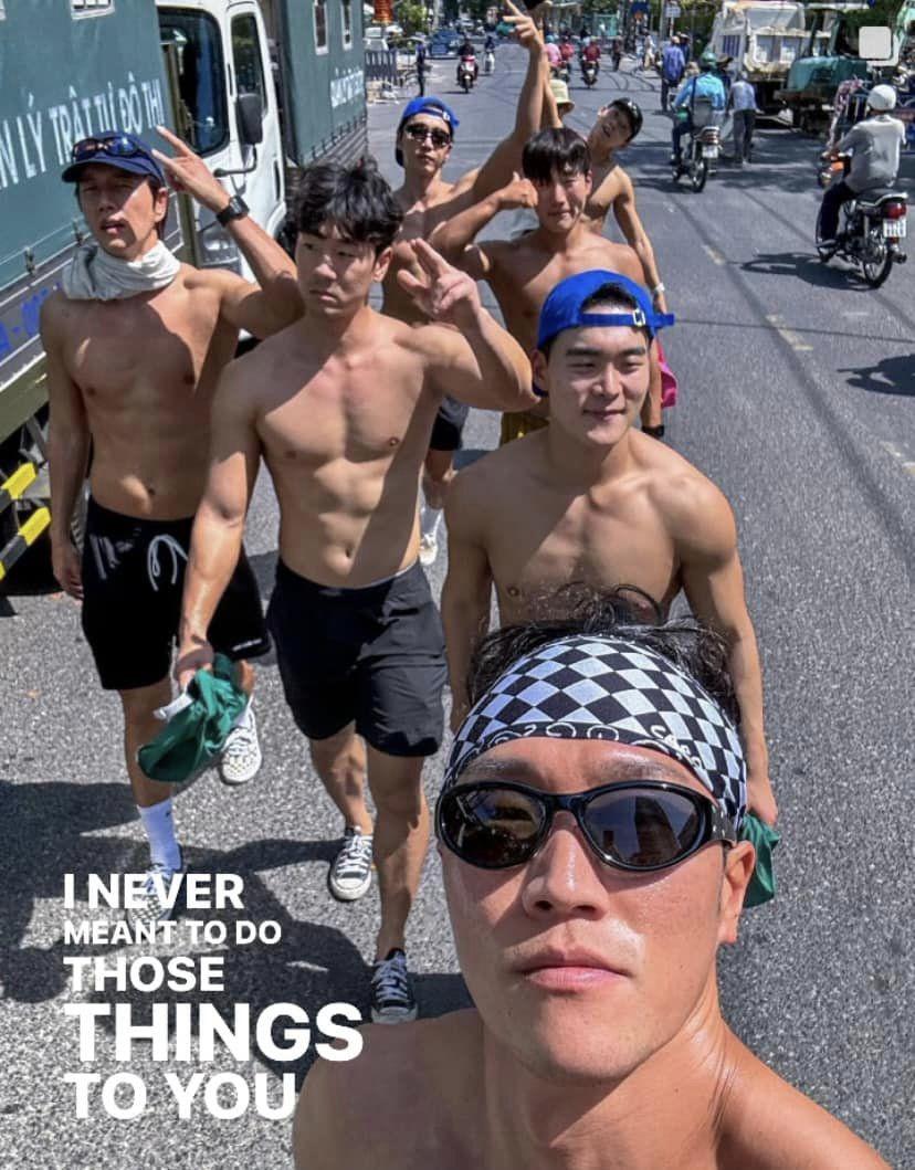 Loạt ảnh anh và hội gymer khoe thân hình cơ bắp trên đường phố Nha Trang gây sốt mạng.