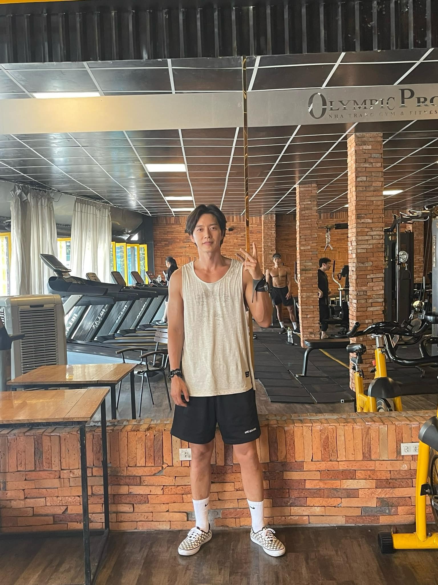 Dù qua cam thường nhưng dung mạo của tài tử xứ Hàn vẫn khiến các fan không khỏi xuýt xoa.