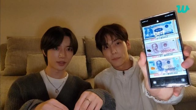 Beomgyu và Soobin (hai thành viên nhóm TXT) đã chọn thành phố đảo Phú Quốc để nghỉ dưỡng. Sau khi về nước, cặp đôi ca sĩ khoe hình nền điện thoại là ảnh tờ tiền Việt Nam đủ các mệnh giá. 