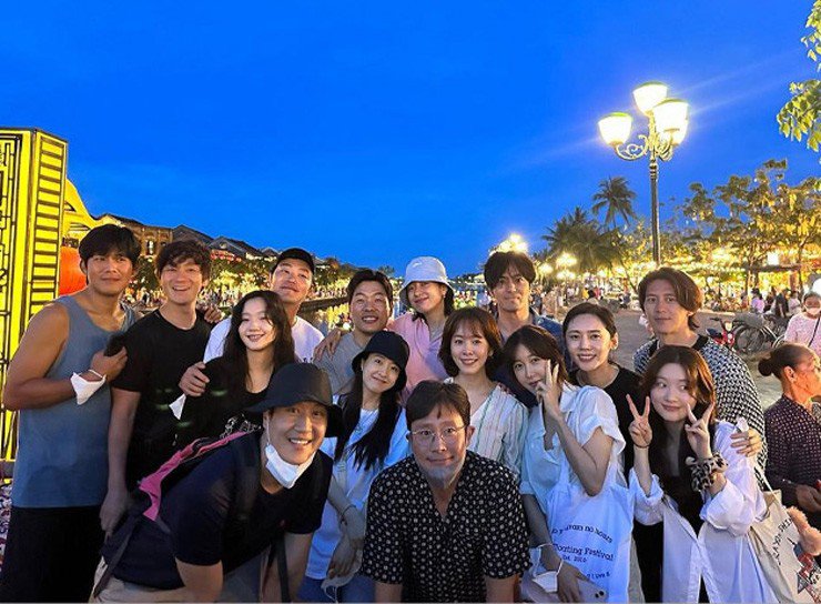 Tài tử Lee Byun Hun đã đưa toàn bộ nhân viên, các ngôi sao trực thuộc công ty giải trí của mình sang Đà Nẵng du lịch hồi năm 2023, gồm: Han Ji Min, Han Hyo Joo, Park Hae Soo, Kim Go Eun, Jung Woo, Lee Ji Ah, Go Soo, Park Bo Young, Park Sung Hoon…