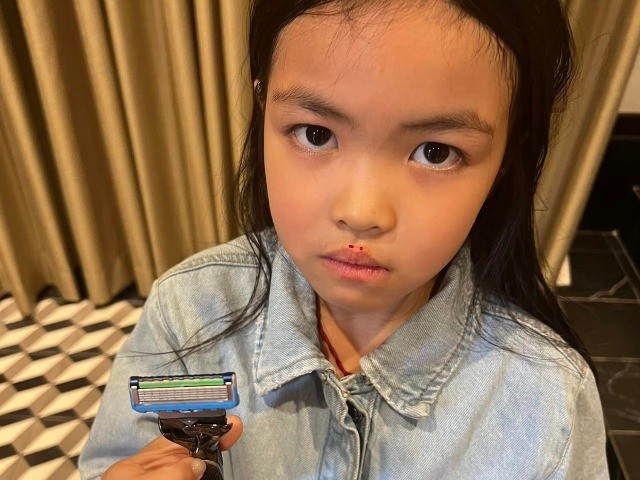 Con gái đại gia Minh Nhựa 8 tuổi bị bạn chê bai ngoại hình liền về phòng khóa trái cửa, làm 1 việc khiến ai cũng thương