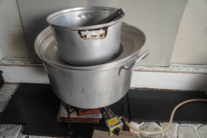 Khu vực nấu ăn chế biến thực phẩm ngay tại hiên nhà. Ảnh: Phước Tuấn