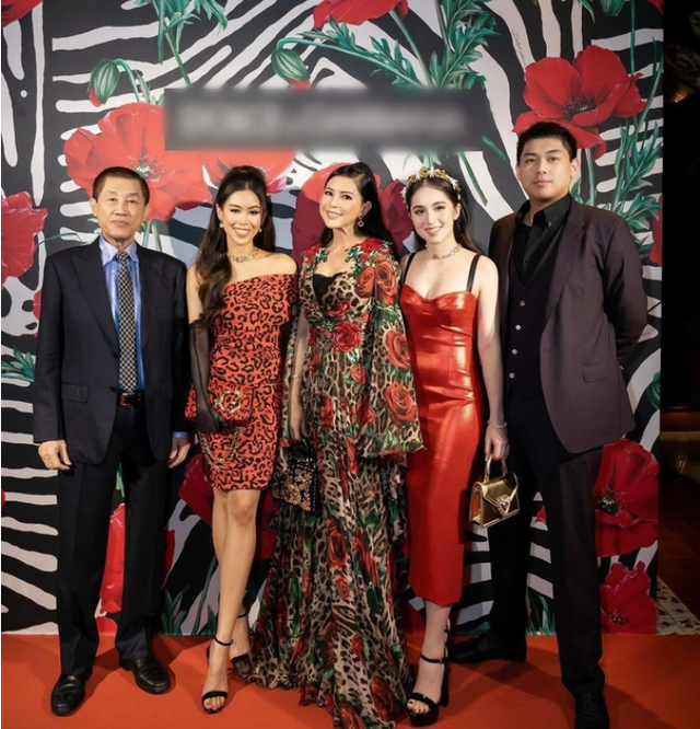 Hiếu Nguyễn chụp ảnh cùng gia đình và người yêu.