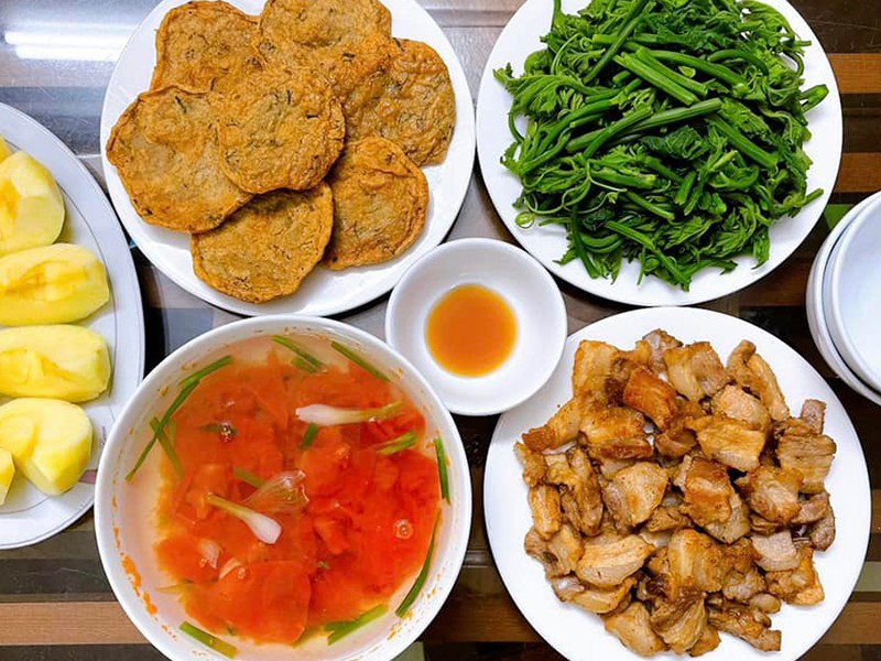 Mâm cơm đơn giản này gồm: Ba chỉ rang cháy cạnh, chả cá, rau bí luộc, canh dầm cà chua. (Ảnh: Lan Anh).
