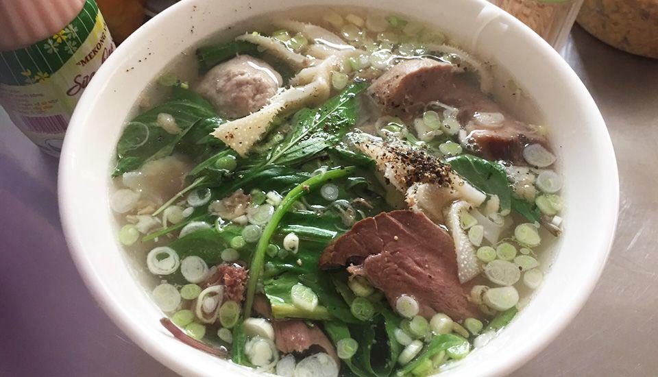 Cái đặc biệt của quán không chỉ là bí mật trong cách pha chế nước dùng, mà còn ở sự tinh tế trong từng chi tiết của món phở. Bánh phở ở đây được làm từ nguyên liệu chọn lọc, mang lại cảm giác dai mà không nở dù có để lâu. Nước dùng trong vắt, ngọt thanh, làm nền cho một trải nghiệm ẩm thực tuyệt vời.