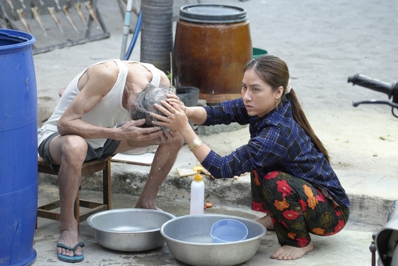 Vợ chồng Tư Thắm, Tư Hậu mưu sinh bằng nghề đánh bắt cá trên biển. Bản thân Tư Thắm còn phải chăm sóc người cha già bị bệnh đãng trí.
