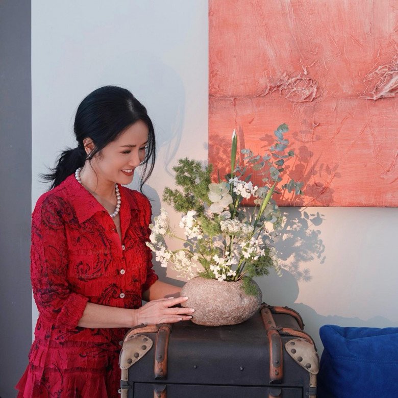 Cách đây không lâu, Hồng Nhung cũng chia sẻ clip cắm hoa dạng cỏ tại nhà. Nữ ca sĩ khoe: Trong lòng bình yên chính là hạnh phúc. Giới thiệu với cả nhà lọ hoa Bống cắm cho góc nhỏ của gia đình. 