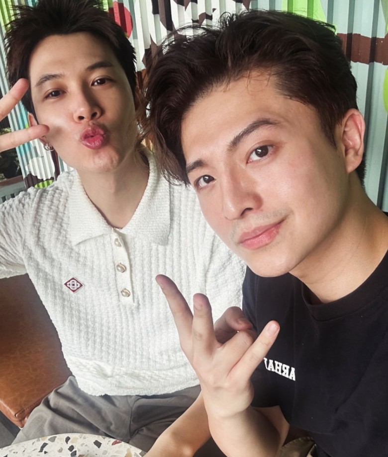 Harry Lu gặp gỡ diễn viên Anh Tú. Bức ảnh được chia sẻ kèm chú thích: Lần trước gặp nhau có 25 tuổi. Giờ chúng ta U40.
