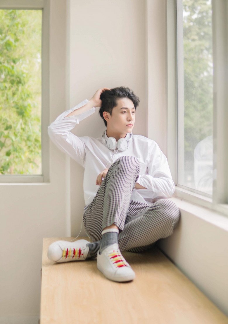 Phần mũi gãy phải làm lại khiến tổng thể khuôn mặt trông hơi khác nhưng vẫn điển trai.