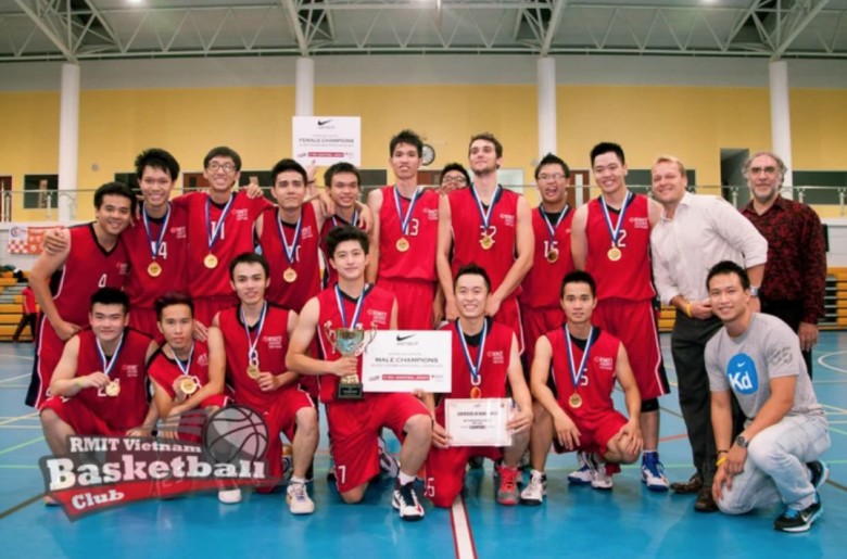 Anh từng là đội trưởng đội bóng rổ trường RMIT Vietnam, gây sốt trên các diễn đàn mạng xã hội vì vẻ điển trai, thư sinh.