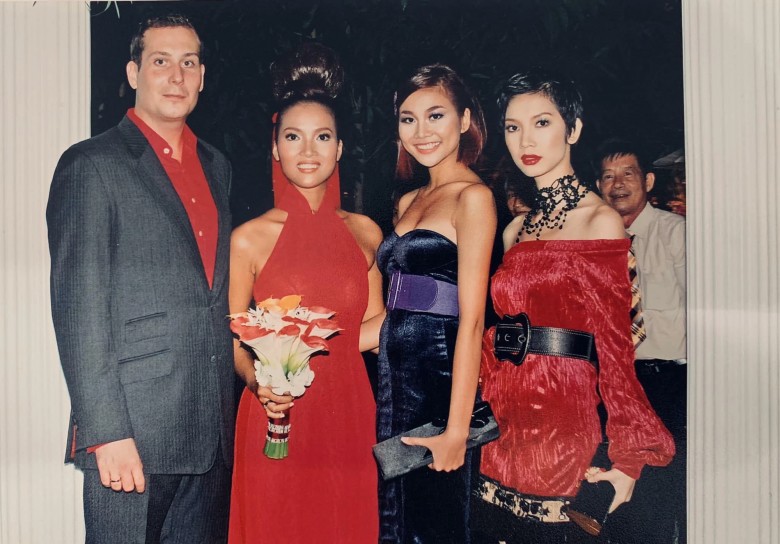 Sau 2 cuộc tình thất bại, Bằng Lăng lấy chồng Tây rồi dần rút lui khỏi showbiz Việt để an phận nuôi con, chăm sóc cho tổ ấm.