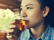 Sức khỏe - Người phụ nữ 28 tuổi mắc ung thư vú, bác sĩ phát hiện "thủ phạm" có thể là loại nước cô uống 2 lần mỗi ngày