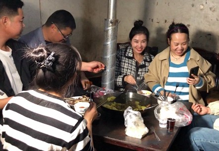 Yang Niuhua sau khi tìm thấy gia đình, ngồi quanh bếp vừa trò chuyện vừa ăn lẩu cùng người thân, bạn bè. 