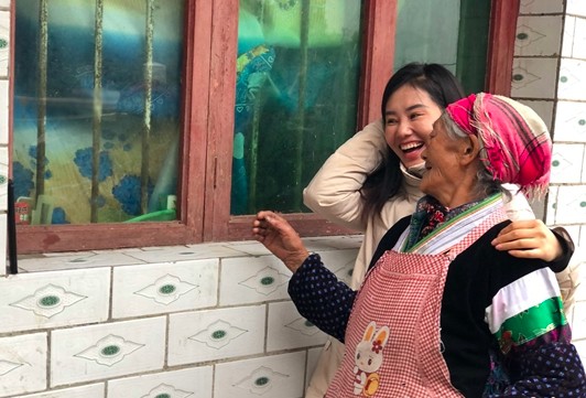 Yang Niuhua đặt điện thoại di động lên bậu cửa sổ và bắt đầu phát sóng trực tiếp để chia sẻ tình hình gần đây. Bà cô cũng tham gia cùng, hai người cười nói vui vẻ. 