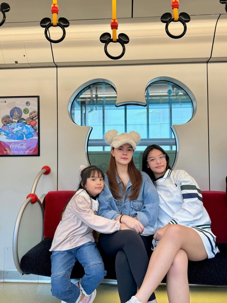 Phạm Quỳnh Anh muốn bù đắp cho 2 con gái lớn khi thiếu đi hình dáng của người bố trong cuộc sống hàng ngày.