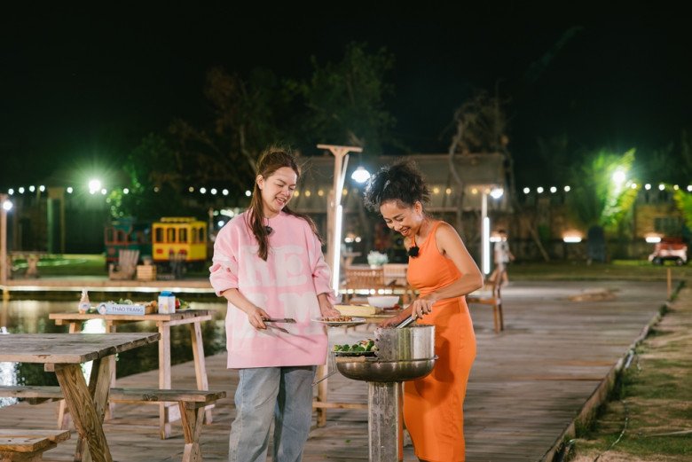 Phạm Quỳnh Anh tâm sự với Thảo Trang về chuyện gia đình.