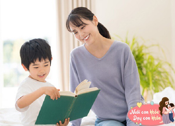 Dù trẻ chưa biết chữ nhưng chúng ta có thể đọc truyện cho trẻ nghe hàng ngày.