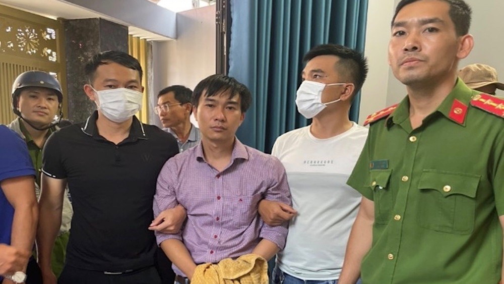 Danh Sơn bị cơ quan công an bắt giữ. Ảnh: VH.