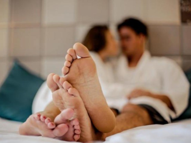 Mắc bệnh lậu vì quan hệ với gái lạ, chàng trai sợ lây cho người yêu nên kiêng thân mật nhưng hậu quả không ngờ