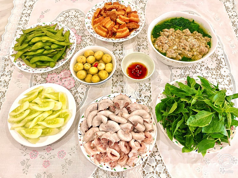 Tràng lợn luộc, canh cua mồng tơi, ba chỉ kho, dưa chuột, cà muối.
