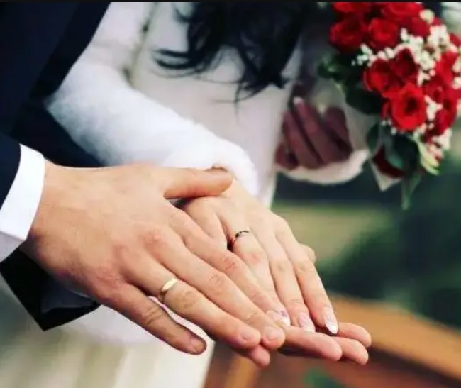 Trong đám cưới, ai cũng chúc phúc cho cặp đôi