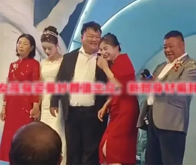 Chú rể béo cưới được cô vợ xinh như hoa, nhưng thái độ của 2 người mẹ trong đám cưới mới thực sự gây chú ý