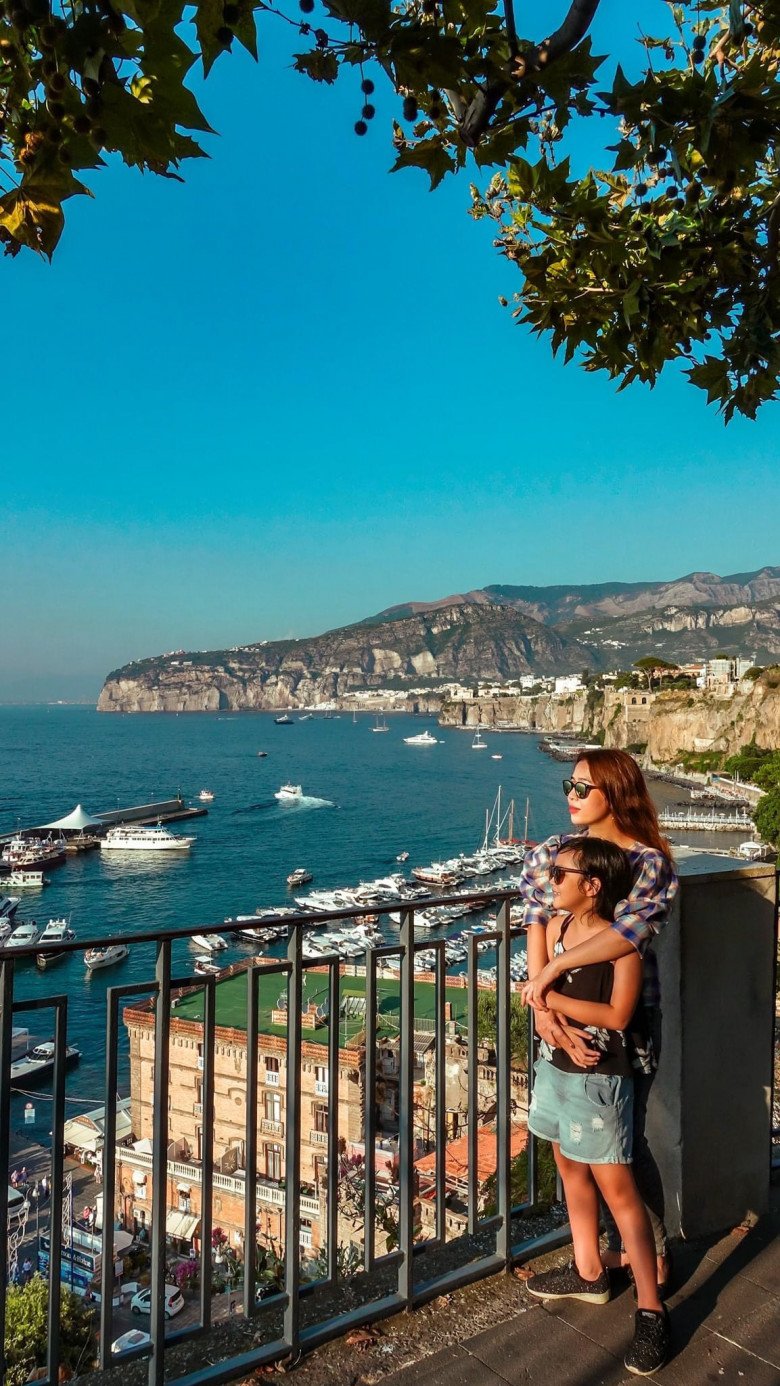 An Nhiên chớm 8 tuổi, cao và đen nhẻm cùng mẹ Diệp Chi dưới nắng ở Sorrento.