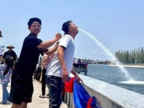 Kiểu tạo dáng "phát ra tiếng cười" ở đài phun nước có 1-0-2