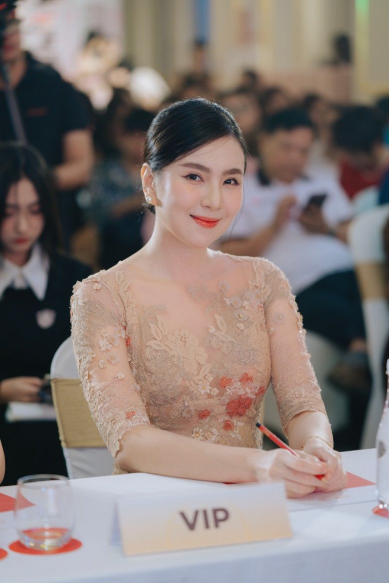 Mai Ngọc khoe vẻ rạng ngời tại sự kiện. Cô được khen nhan sắc thăng hạng sau biến cố.