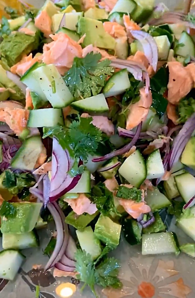 Salad cá hồi bơ theo cô rất dễ làm mà mang lại hương vị rất đặc biệt.