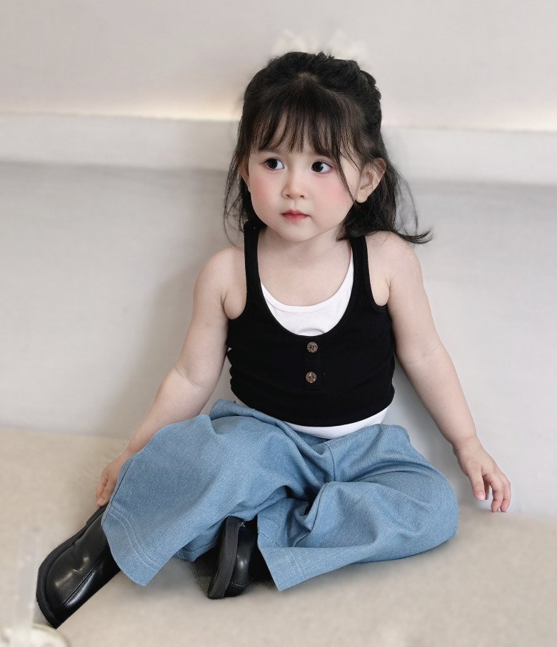 Bé gái Hà Nội cằm V-live búp bê được các shop bán hàng online cưng chiều, mẹ hé lộ 2 tuổi kiếm 15 triệu/tháng - 3