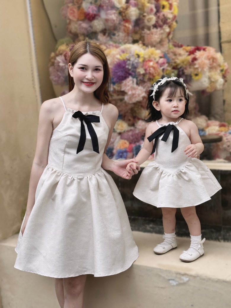 Bé gái Hà Nội cằm V-line búp bê được các shop bán hàng online cưng chiều, mẹ hé lộ 2 tuổi kiếm 15 triệu/tháng - 6