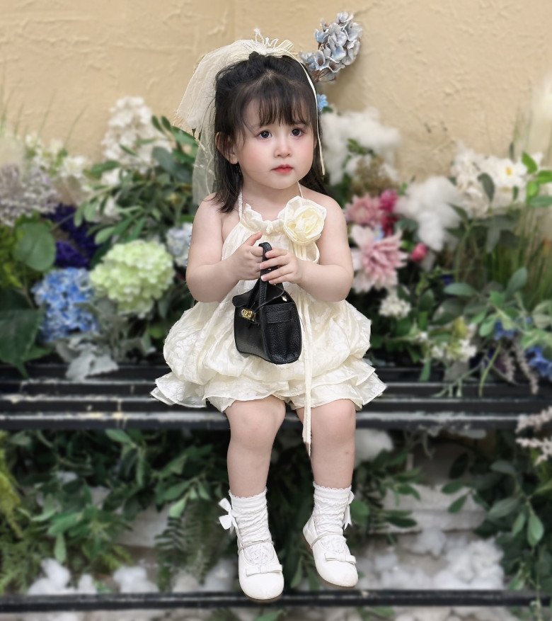 Bé gái Hà Nội cằm V-line búp bê được các shop bán hàng online cưng chiều, mẹ hé lộ 2 tuổi kiếm 15 triệu/tháng - 5