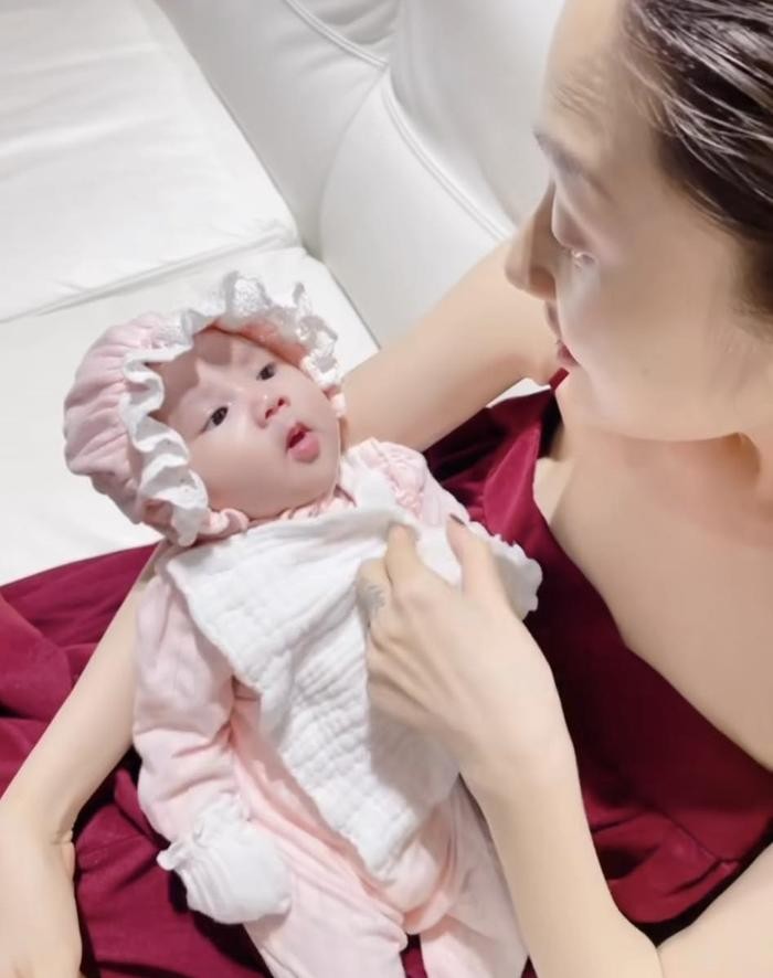 Bảo Anh khoe cận cảnh sự đáng yêu của con gái khiến dân tình “lụi tim”.