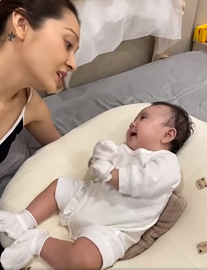 Trước đó, Bảo Anh cũng đã khoe sự cứng cáp của con gái lúc mới hơn 1 tháng tuổi. Ngoài sự đáng yêu của em bé thì vẻ đẹp của bà mẹ bỉm sữa với góc nghiêng thần thánh cũng làm nhiều người xuýt xoa.