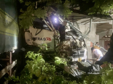 Tài xế say xỉn, lái xe đầu kéo lao vào quán tạp hóa khiến 8 người thương vong