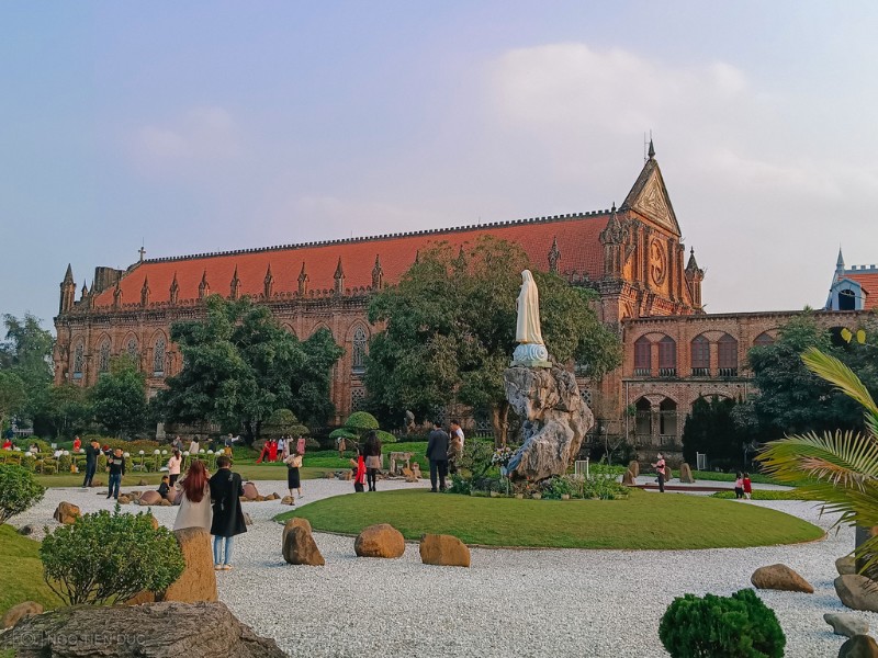 Không chỉ có Tràng An, chùa Bái Đính hay Tam Cốc nổi tiếng gần xa, Ninh Bình còn khiến du khách tìm về với Đan viện Châu Sơn đẹp ngỡ ngàng. (Ảnh: Ngô Tiến Đức)
