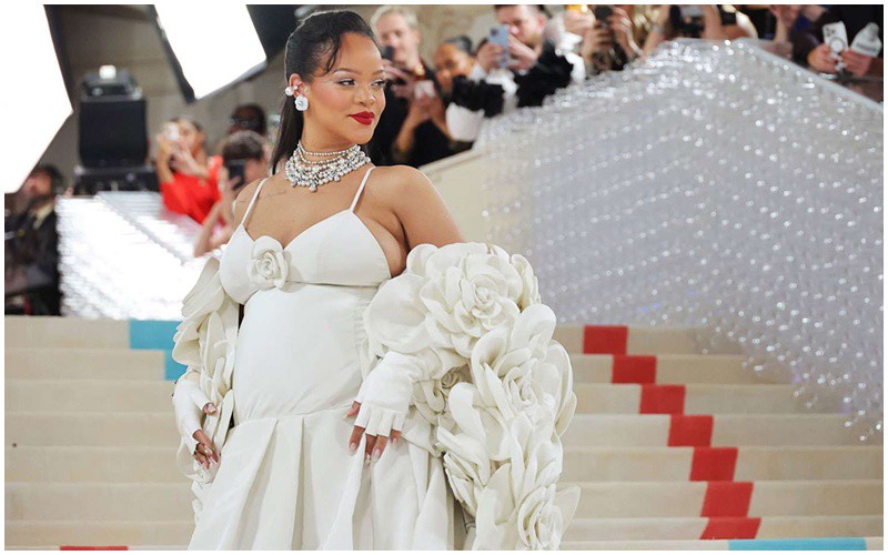 Nữ nghệ sĩ Rihanna từng khoe bụng bầu khi mang thai con thứ 2 tại sự kiện Met Gala vào năm ngoái. 
