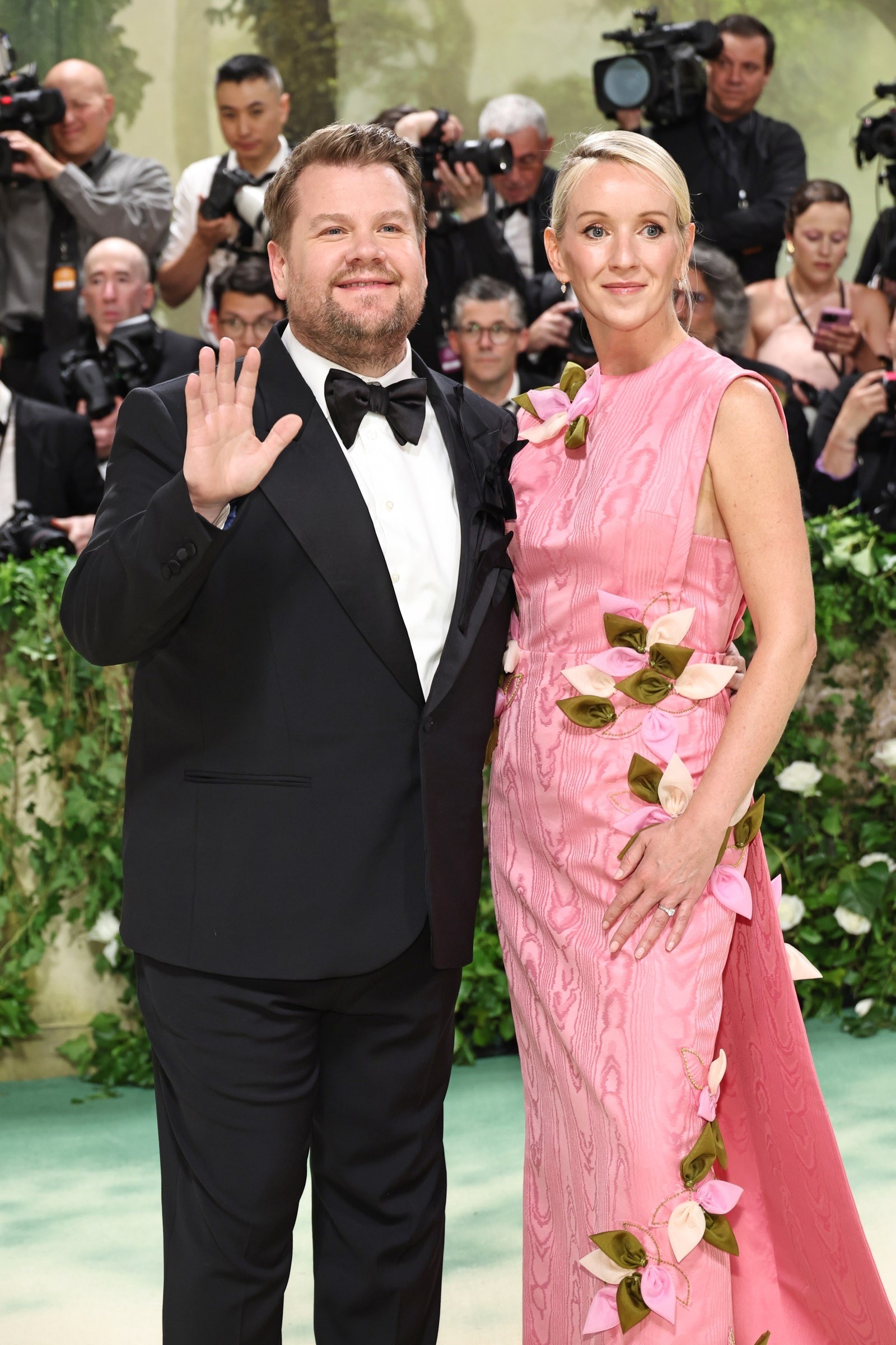 MC James Corden trở về Mỹ cùng vợ Julia Carey để tham dự Met Gala năm 2024.