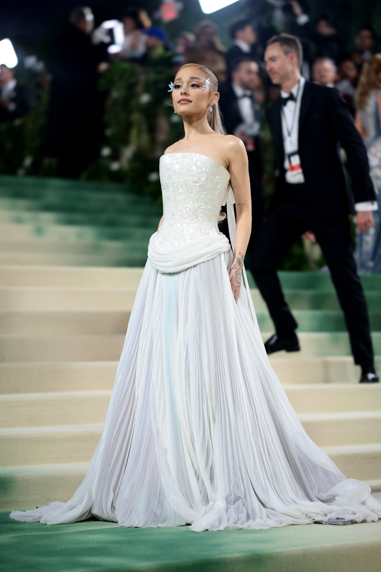 Ariana Grande thanh lịch trong trang phục Loewe tại Met Gala.