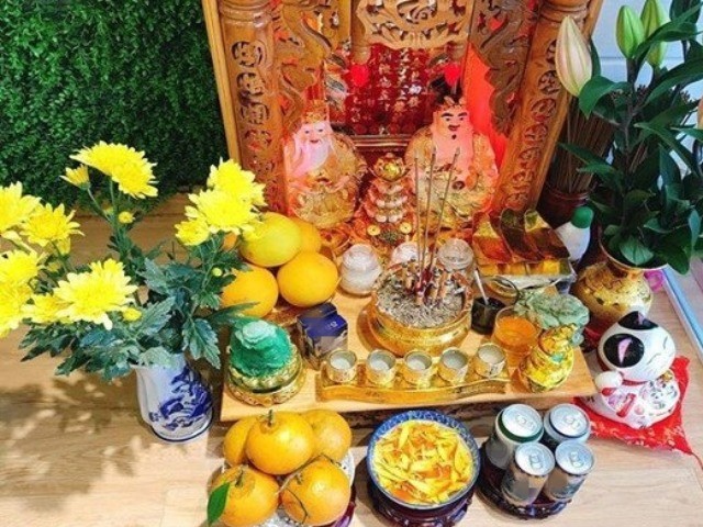 Tại sao khi thắp hương nhà giàu thường đặt bình hoa bên trái bàn thờ? Đây là lý do