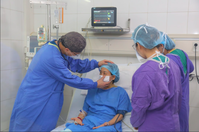 Bệnh nhân đã tỉnh táo, có thể ngồi dậy, tự ăn uống được, dự kiến xuất viện trong vài ngày tới. Ảnh: Bệnh viện cung cấp