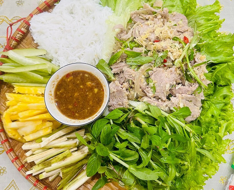 Không chỉ thế, với niềm đam mê, vào ngày nghỉ, chị có thể ở trong bếp cả ngày để nấu các món mặn, làm món chè hoặc món bánh và sơ chế thức ăn để đỡ mất thời gian chế biến trong tuần.
