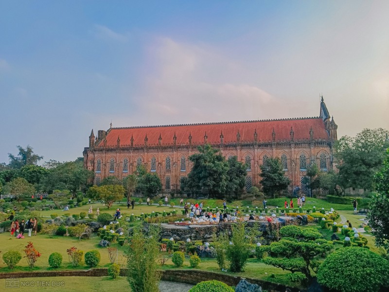 Đan viện Châu Sơn thuộc dòng Xitô, tọa lạc tại xã Phú Sơn, huyện Nho Quan, tỉnh Ninh Bình. Đan viện này nằm cách nhà thờ chính tòa Phát Diệm 65 km, cách thành phố Ninh Bình 35 km và cách Hà Nội 97 km. (Ảnh: Ngô Tiến Đức)
