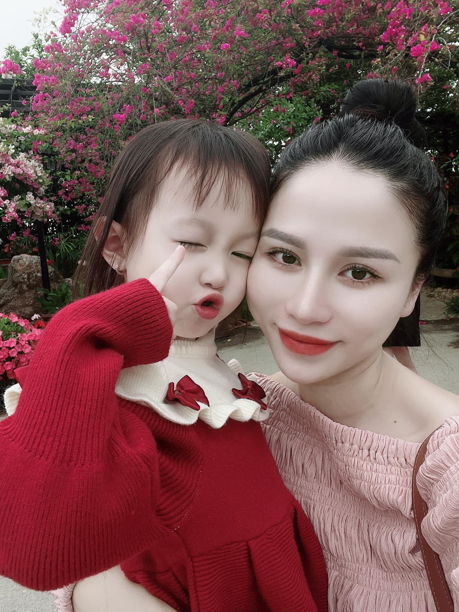 Bé Bánh Mỳ và mẹ.