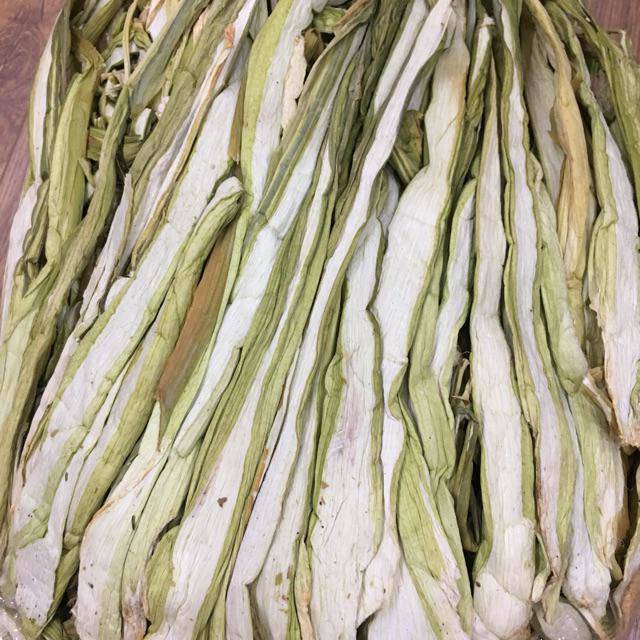 Loại dọc mùng này sẽ không bị ngứa, khi chế biến chỉ cần ngâm cho nở, bóp rửa sạch với nước là có thể nấu ăn được ngay