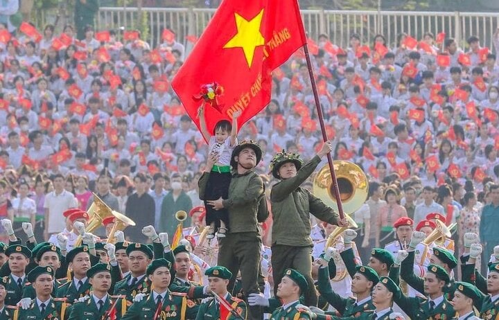 Màn debut ấn tượng của amp;#34;Em bé Điện Biênamp;#34;: Dậy từ 5h sáng tập luyện, mẹ ngạc nhiên vì con tự tin tỏa sáng - 1