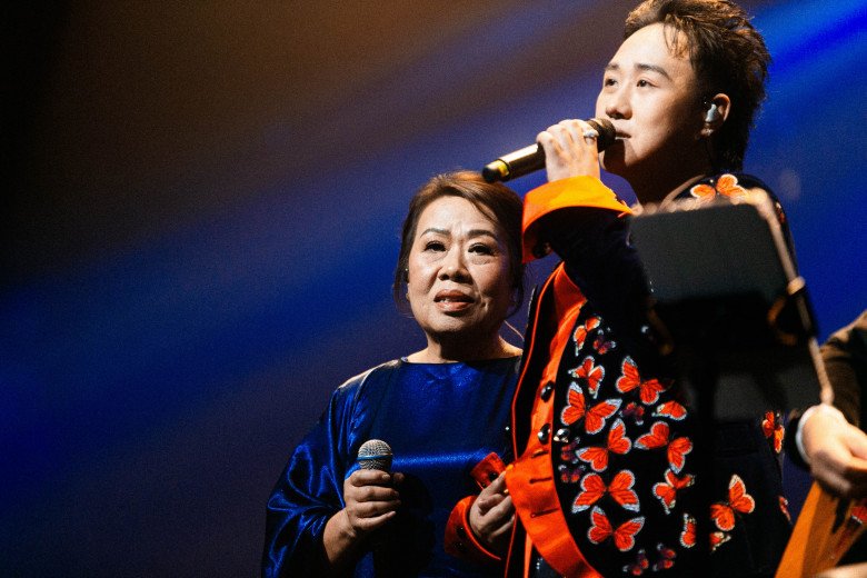 Trung Quân làm đêm nhạc kỷ niệm 15 năm ca hát vào năm ngoái, đưa mẹ lên sân khấu song ca. Năm nay, anh tiếp tục chơi lớn làm show tiền tỷ.